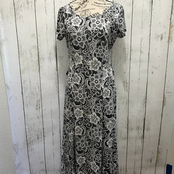 Perceptions Dresses & Skirts - Perceptions New York Black and white floral maxi dress size medium